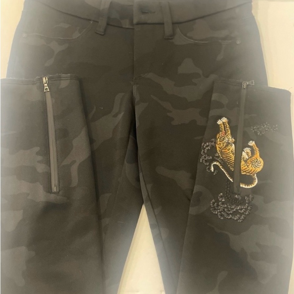Black Camouflage Cambio Pants with Tiger Embroidery